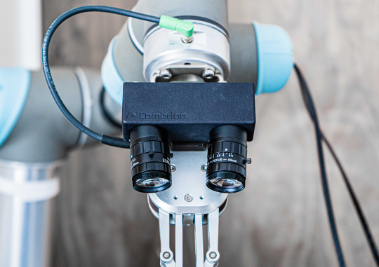 Dos cámaras IDS ubicadas en el brazo del robot proporcionan imágenes para aplicaciones de bin picking rápidas y exactas