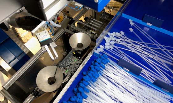 Un robot clasifica catéteres con accesorios azules y blancos utilizando una cámara Ensenso 3D.