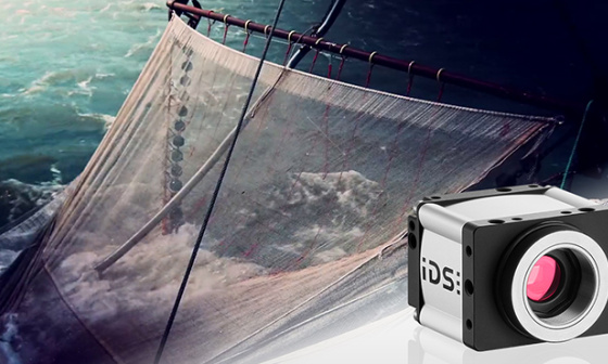 Una red de pesca en el mar, en primer plano una cámara industrial IDS.