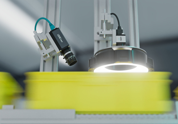 Cámara industrial con anillo LED inspecciona piezas amarillas en cinta