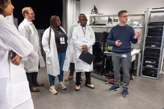 La delegación del MIT REAP visita el laboratorio óptico de IDS.