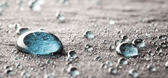 Primer plano de gotas de agua, símbolo de una caja con flechas.