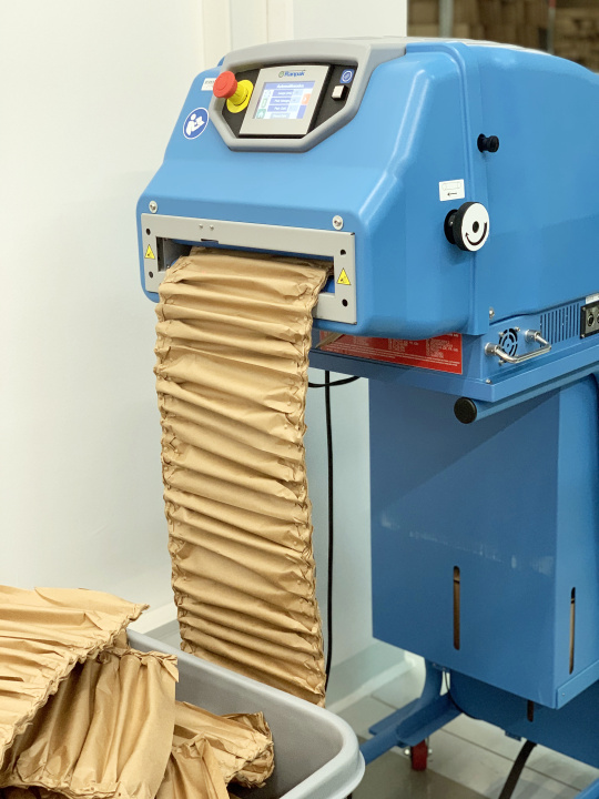 La máquina de embalaje fabrica material de relleno flexible y ecológico a base de papel