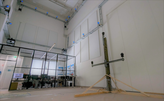 Parte superior de un pilón eléctrico con aisladores en un hangar de drones