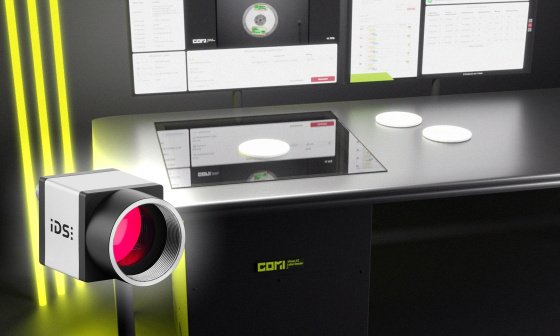 COMI Label Reader, 3 tiras luminosas amarillas, cámara uEye en la parte delantera
