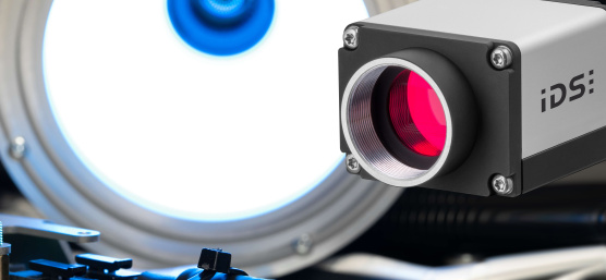 Sistema de inspección visual end-of-line con IA totalmente automático que asume tareas complejas de control