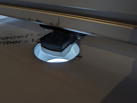 uEye XC mira hacia abajo a través de la abertura; la iluminación integrada garantiza una iluminación uniforme.