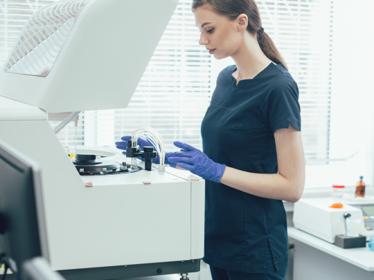 Una mujer en el laboratorio pone en funcionamiento un dispositivo de diagnóstico con una cámara IDS uEye+ XLE.