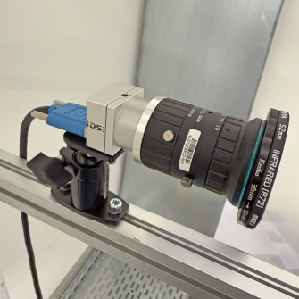 Cámara industrial IDS con objetivo de gran tamaño y filtro NIR montada en un perfil de aluminio