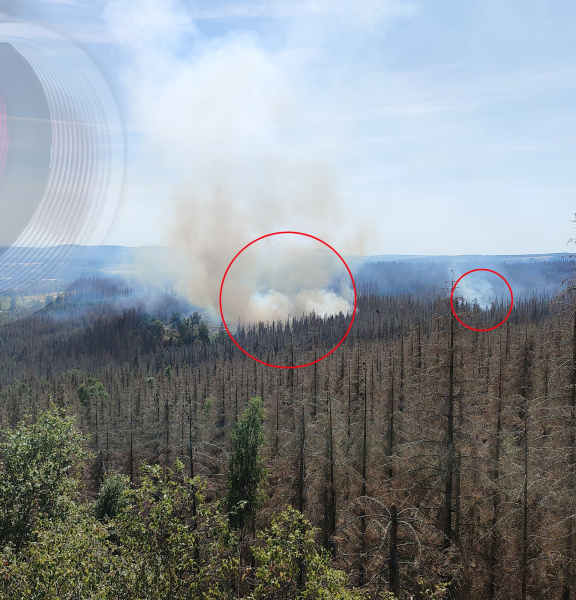 Incendio forestal marcado en rojo, una cámara industrial IDS se desvanece en la esquina superior izquierda