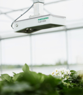 El escáner 3D PlantEye se desplaza sobre un lecho de plantas.