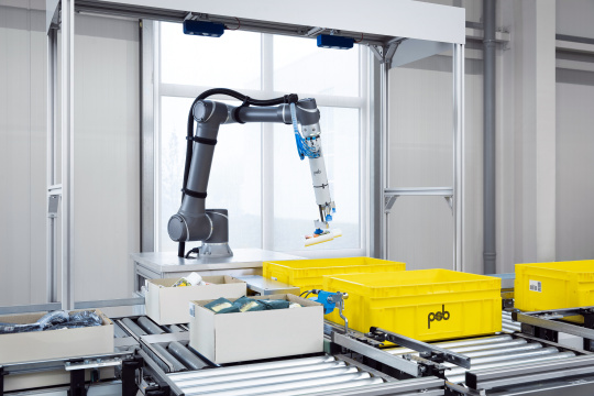 El robot agarra productos sueltos desconocidos y los deposita en el contenedor de destino; según el objeto, entre 300-500 unidades/h