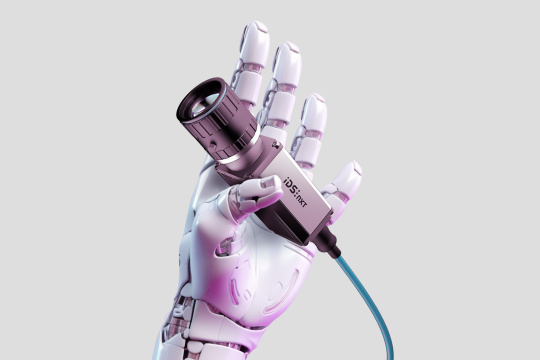 Una mano robótica sujeta una cámara industrial IDS con interfaz USB