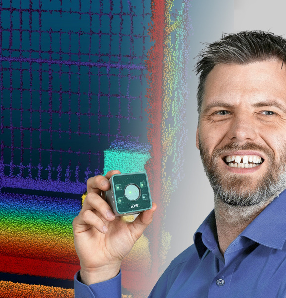 Patrick Schick, Product Manager, con la cámara 3D Nion y una nube de puntos.