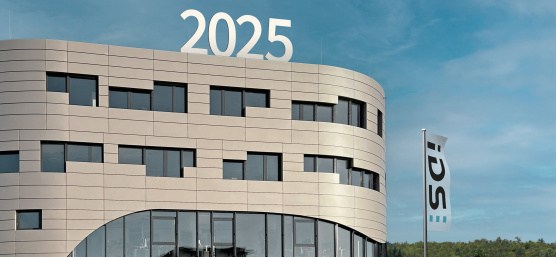 Edificio de la IDS en Obersulm (Alemania) con la bandera de la IDS y el año 2025.