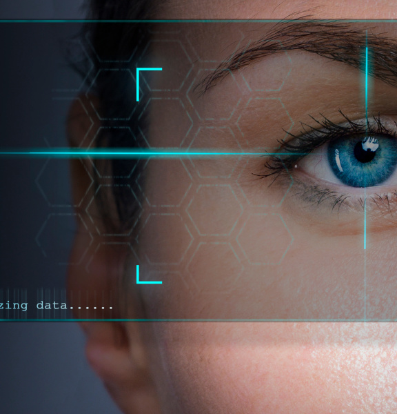 Ojo humano en el campo de visión de una cámara con el texto «analyzing data».
