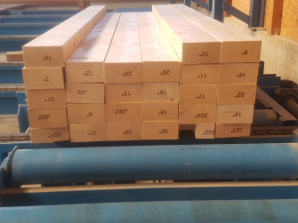 Resultado del proceso: pila de vigas de madera cortadas y marcadas automáticamente por el sistema.