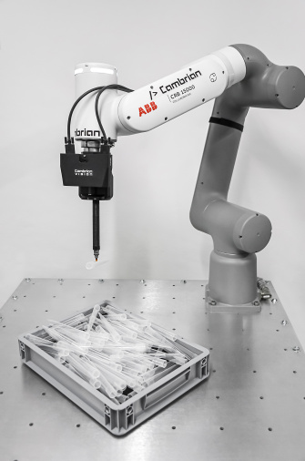 Potente CPU para controlar los modelos de IA para el reconocimiento de piezas y la comunicación con el robot