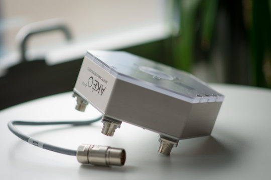 Sensor AkeoBi para el control de calidad de uniones adhesivas