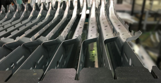 Piezas colocadas con precisión milimétrica en los peines de los contenedores