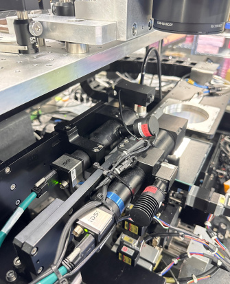 Cámaras industriales uEye de IDS en un sistema de unión uLED de alta precisión para una alineación submicrométrica