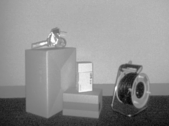 La imagen de intensidad en gris de la cámara Nion 3D muestra varios objetos diferentes frente a una pared.