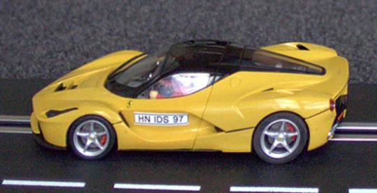 Coche de juguete amarillo