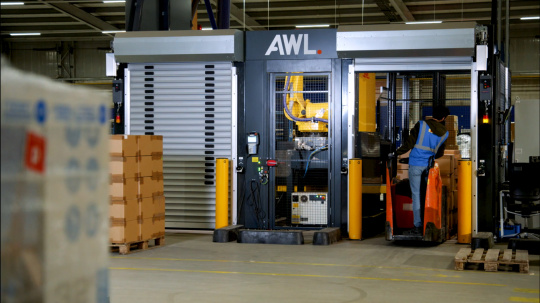 Paquetes antes de la despaletización por el sistema robotizado AWL
