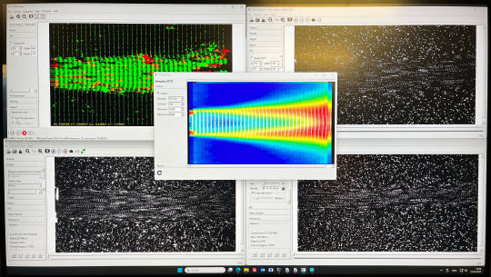 Interfaz de software con imágenes de partículas y análisis de flujo codificado por colores a partir de datos de cámara basados en eventos.