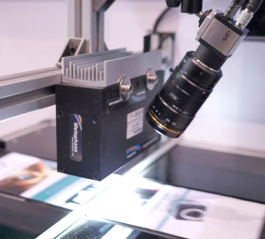La cámara con objetivo IDS uEye observa una producción de papel impreso