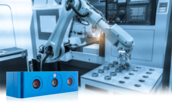En primer plano una cámara Ensenso, al fondo un robot trabajando