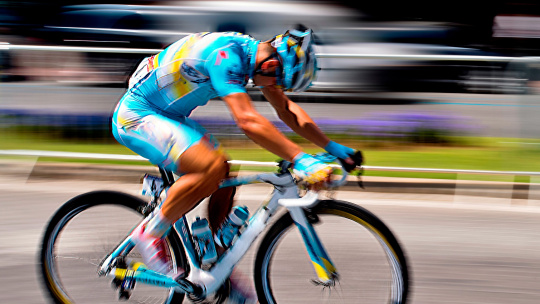 Hombre en una moto de carreras durante una carrera.