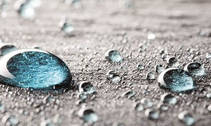 Primer plano de gotas de agua, símbolo de una caja con flechas.