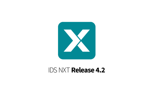 Logotipo de IDS NXT: X blanca sobre fondo IDS de color, versión de lanzamiento 4.2