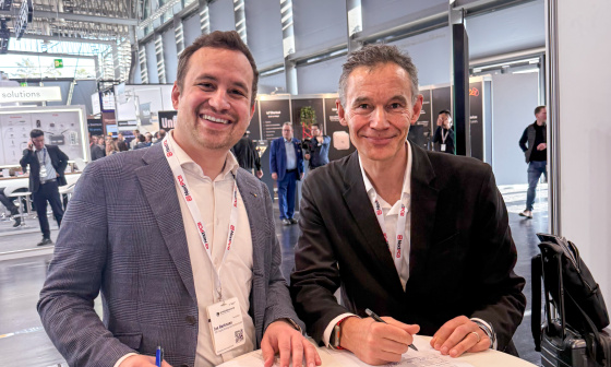 Jan Hartmann y Jean Ferré durante la firma del contrato.