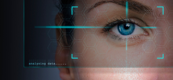 Ojo humano en el campo de visión de una cámara con el texto «analyzing data».
