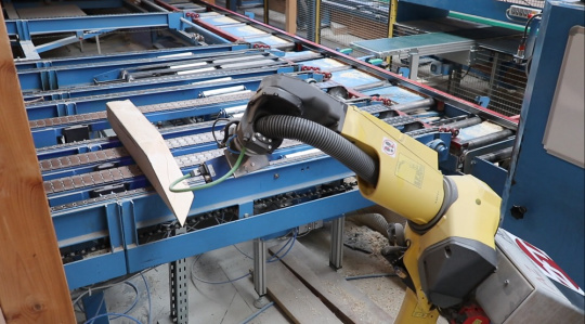 Escaneado de una viga con bisel colocada por el sistema de producción frente al robot.
