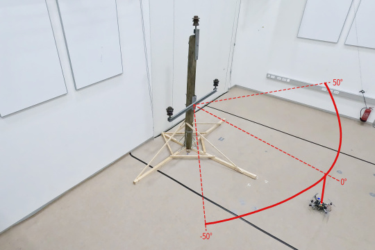 Visualización en rojo de la trayectoria de vuelo de un dron alrededor de un modelo de poste eléctrico