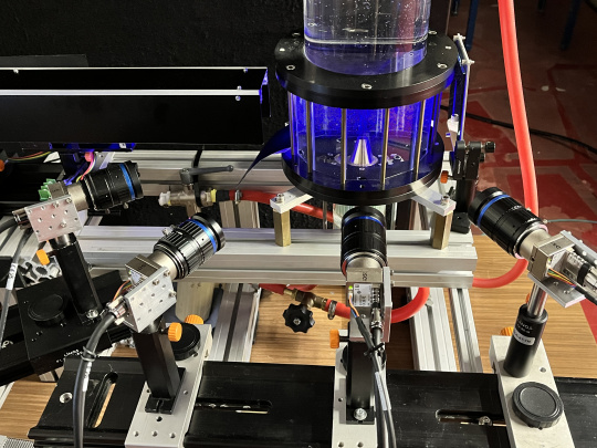 Montaje experimental con varias cámaras industriales EVS para el diagnóstico de flujos 3D en un recipiente transparente.