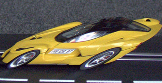 Coche de juguete amarillo con efecto de persiana enrollable