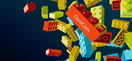 Ladrillos Lego de colores con letras sueltas sobre fondo oscuro