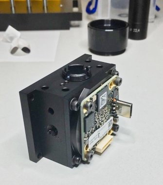 La UI-3272LE-M-VU montada en el elemento central del sensor