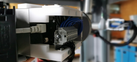 Sistema compuesto por una cámara GigE Vision de IDS con iluminación montada en un brazo robótico