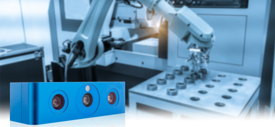 En primer plano una cámara Ensenso, al fondo un robot trabajando