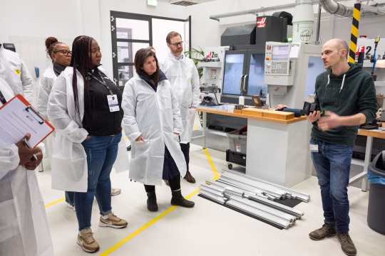 La delegación del MIT REAP visita las instalaciones de desarrollo de hardware de IDS.