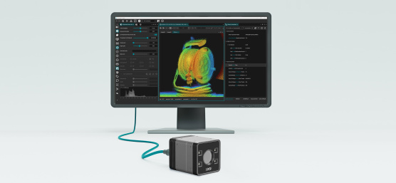 Cámara 3D situada delante de un monitor con una nube de puntos de colores y una interfaz de software