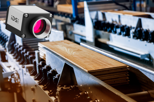 Cámara industrial IDS uEye SE y paneles de parquet en una sola máquina.