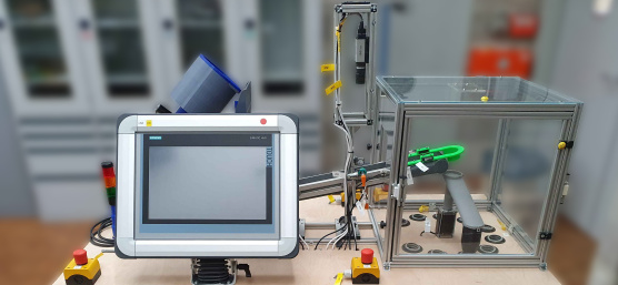 Configuración de prueba de una máquina clasificadora de bloques de terminales con cámara de IDS y una pantalla