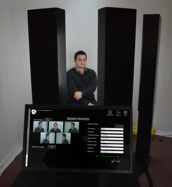 El monitor muestra varias vistas de una persona dentro del sistema de cámaras.