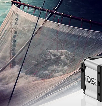 Una red de pesca en el mar, en primer plano una cámara industrial IDS.